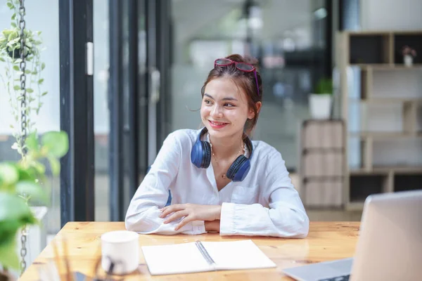 Retrato Una Mujer Hermosa Mostrando Una Cara Sonriente Usando Una — Foto de Stock