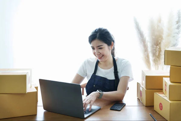 Beginnende Kleine Onderneming Ondernemer Van Onafhankelijke Aziatische Vrouw Glimlachen Met — Stockfoto