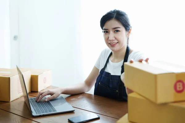 Beginnend Mit Kleinunternehmer Unabhängige Asiatische Frau Lächelnd Mit Laptop Computer — Stockfoto