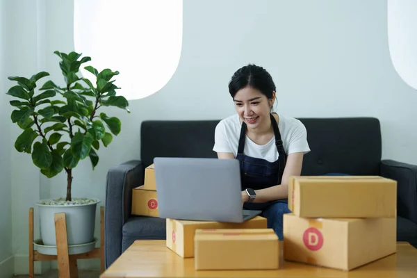 Beginnende Kleine Onderneming Ondernemer Van Onafhankelijke Aziatische Vrouw Glimlachen Met — Stockfoto