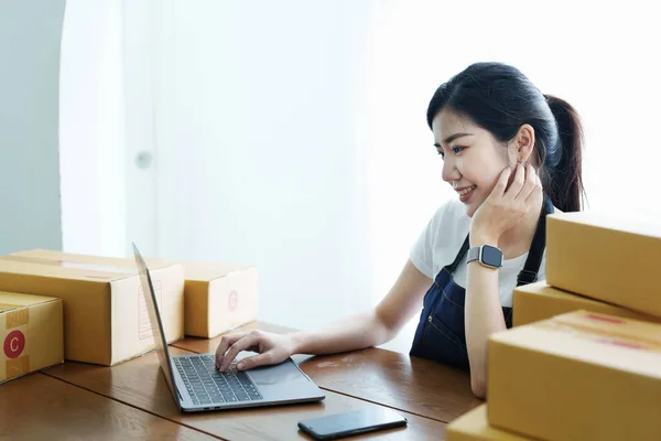 Beginnend Mit Kleinunternehmer Unabhängige Asiatische Frau Lächelnd Mit Laptop Computer — Stockfoto