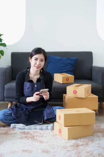 Start Kleinunternehmer Von Freiberuflichen Asiatischen Frau Lächelnd Und Mit Smartphone — Stockfoto