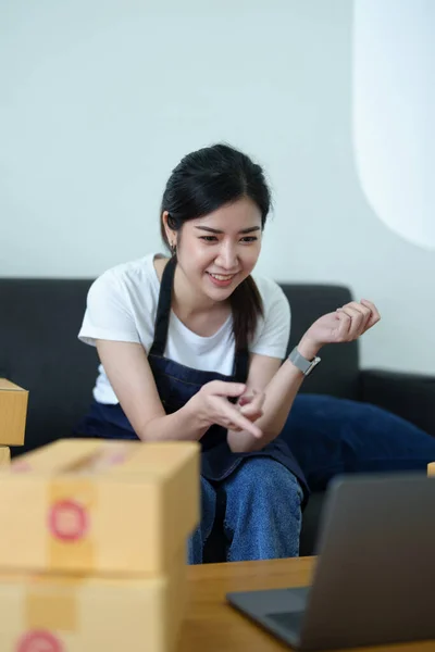 Emprendedor Pequeñas Empresas Mujer Asiática Independiente Sonriendo Usando Computadora Portátil — Foto de Stock