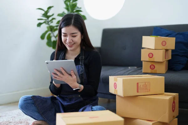 Start Kleinunternehmer Von Freiberuflichen Asiatischen Frau Lächelnd Und Mit Tablet — Stockfoto