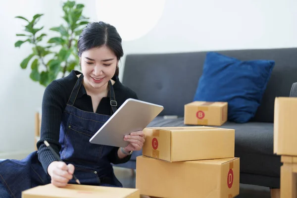 Start Kleinunternehmer Von Freiberuflichen Asiatischen Frau Lächelnd Und Mit Tablet — Stockfoto