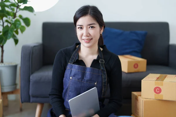 Startup Kleine Onderneming Ondernemer Van Freelance Aziatische Vrouw Glimlachen Het — Stockfoto