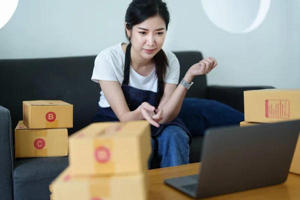 Beginnend Mit Kleinunternehmer Unabhängige Asiatische Frau Lächelnd Mit Laptop Computer — Stockfoto