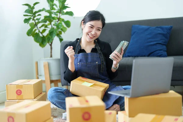 Emprendedor Pequeñas Empresas Mujer Asiática Independiente Sonriendo Sosteniendo Dinero Usando — Foto de Stock