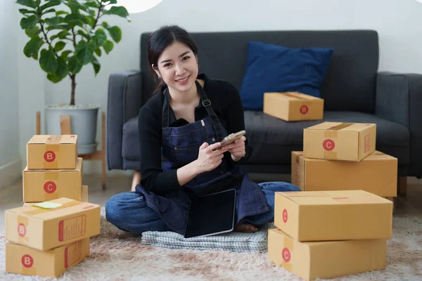Εκκίνηση Μικρών Επιχειρήσεων Επιχειρηματίας Της Ανεξάρτητης Ασιατικής Γυναίκας Χαμογελώντας Και — Φωτογραφία Αρχείου