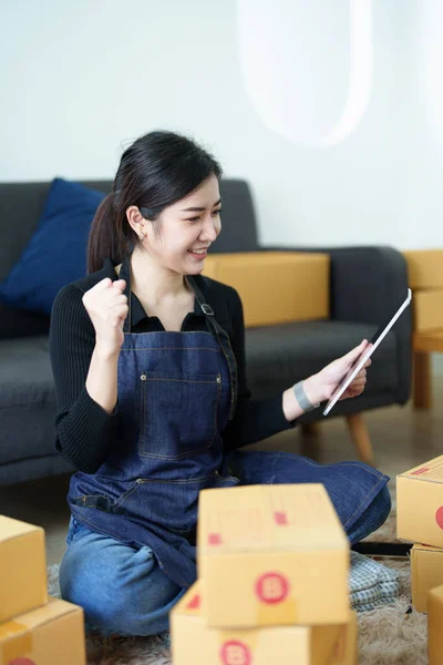 Start Kleinunternehmer Von Freiberuflichen Asiatischen Frau Lächelnd Und Mit Tablet — Stockfoto