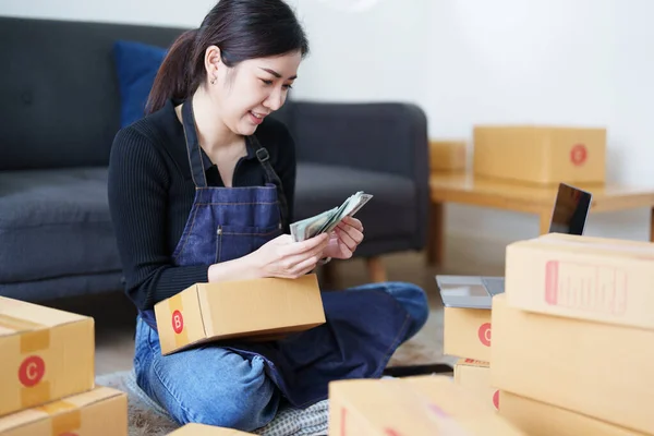 Start Kleinunternehmer Von Freiberuflichen Asiatischen Frau Lächelnd Und Mit Laptop — Stockfoto