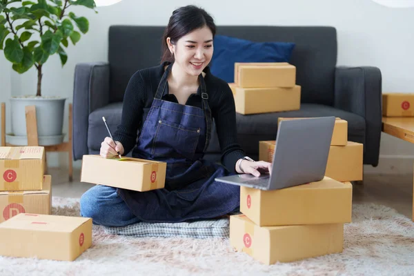Start Kleinunternehmer Von Freiberuflichen Asiatischen Frau Lächelnd Und Mit Laptop — Stockfoto