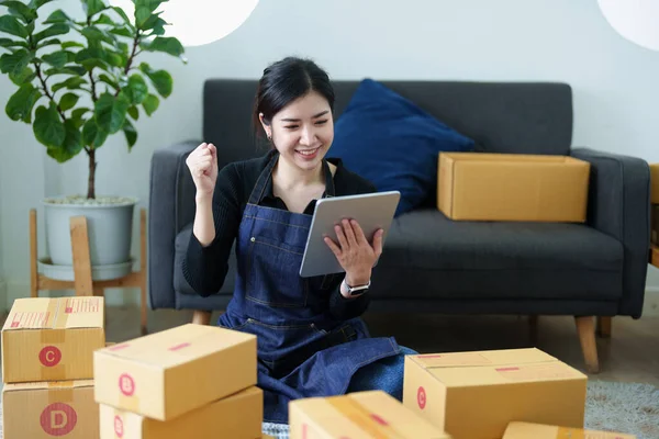Startup Kleine Onderneming Ondernemer Van Freelance Aziatische Vrouw Glimlachen Het — Stockfoto