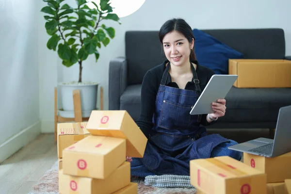 Start Kleinunternehmer Von Freiberuflichen Asiatischen Frau Lächelnd Und Mit Tablet — Stockfoto