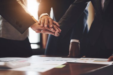 Bir grup girişimci, pazarlamada rekabet güçlerini arttırmak için birleşme belirtileri gösteriyorlar.