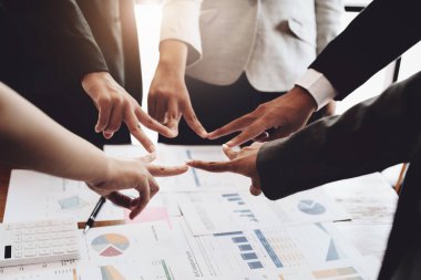 Bir grup girişimci, pazarlamada rekabet güçlerini arttırmak için birleşme belirtileri gösteriyorlar.