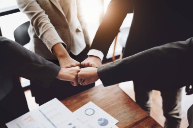 Bir grup girişimci, pazarlamada rekabet güçlerini arttırmak için birleşme belirtileri gösteriyorlar.