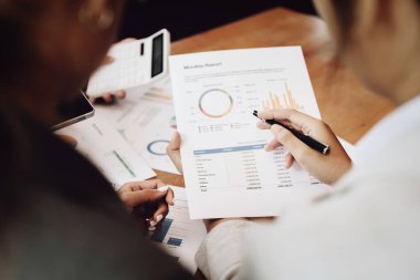 Yatırım risklerini azaltmayı planlayan bir grup iş adamının ortaklarla birlikte çalıştığı imajı, toplantılarda kârlı ve hedeflenmiş müşteri ihtiyaçlarını analiz etmek üzere pazarlama stratejilerini ayarlıyor.