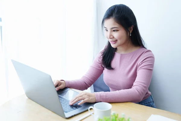 Retrato Una Hermosa Adolescente Asiática Usando Una Computadora — Foto de Stock