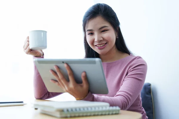 Retrato Una Hermosa Adolescente Asiática Usando Una Tableta —  Fotos de Stock