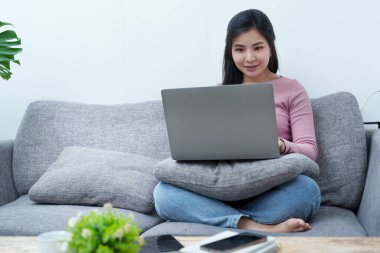 Bilgisayar kullanan Asyalı güzel bir kızın portresi..