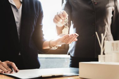 Emlakçılar bir ev almayı ve ajanslarındaki müşterilere anahtarları vermeyi kabul ediyorlar. Kavram anlaşması