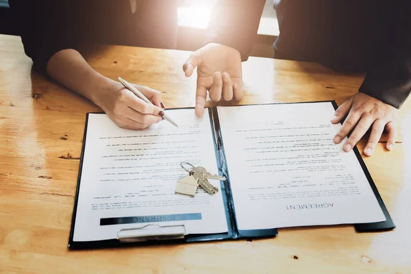 Makelaar Geeft Pen Documenten Overeenkomst Met Klant Contract Ondertekenen Conceptovereenkomst — Stockfoto