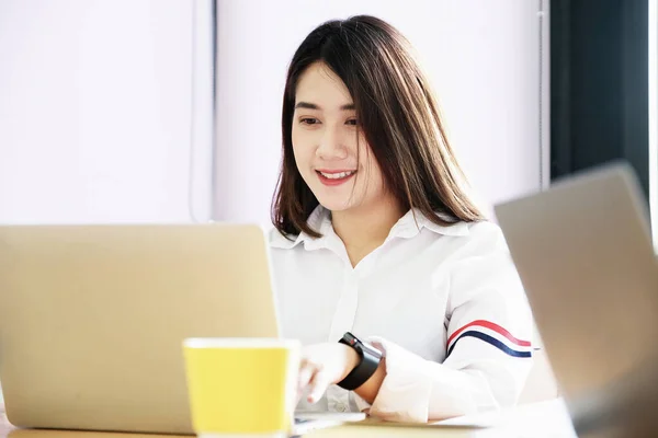 Concepto Freelance Femenino Usando Computadoras Para Diseñar Trabajo Según Ordenado — Foto de Stock