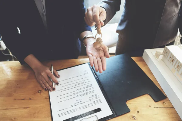 Makelaar Geeft Pen Documenten Overeenkomst Met Klant Contract Ondertekenen Conceptovereenkomst — Stockfoto