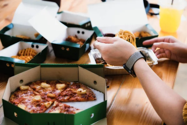 İnsanlar tatilde spagetti ve pizza yiyorlar.