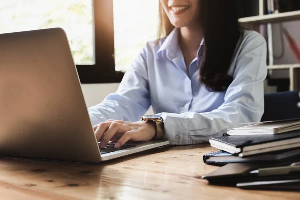 Concepto Freelance Femenino Usando Computadoras Para Diseñar Trabajo Según Ordenado — Foto de Stock