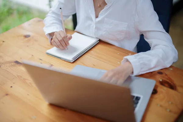 在视频会议中使用笔记本电脑和计算机的妇女 电子学习概念 — 图库照片