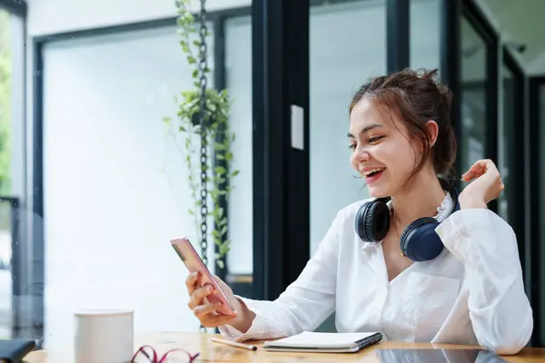 Portrait Une Adolescente Utilisant Son Téléphone Pour Faire Des Appels — Photo