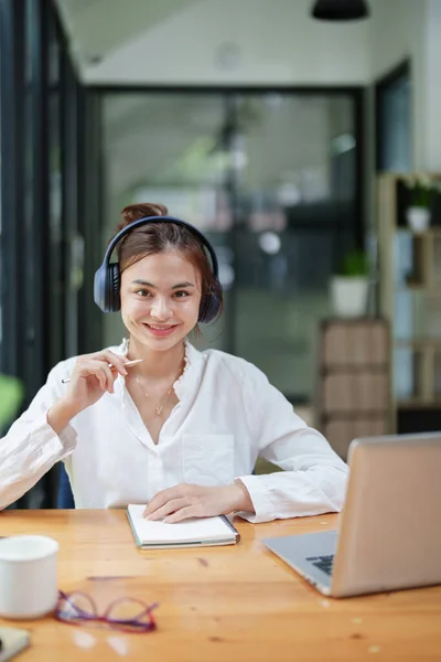 Retrato Una Mujer Hermosa Usando Ordenador Auricular Portátil Durante Una — Foto de Stock