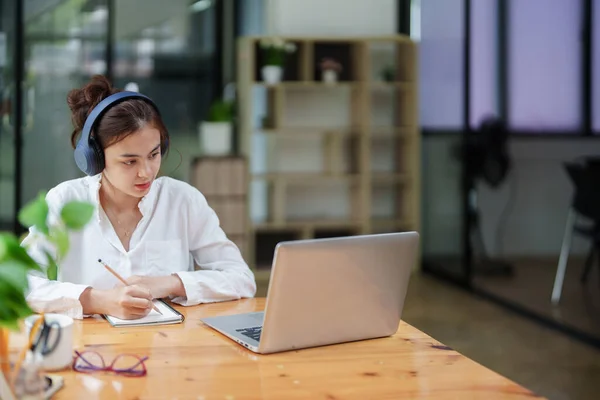 Retrato Una Mujer Hermosa Usando Ordenador Auricular Portátil Durante Una — Foto de Stock