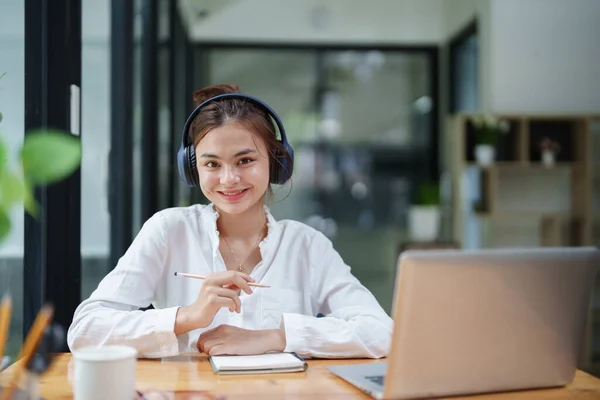 Retrato Una Mujer Hermosa Usando Ordenador Auricular Portátil Durante Una — Foto de Stock