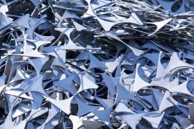 Geri dönüşüm için hazırlanmış çelik atığı yığını.