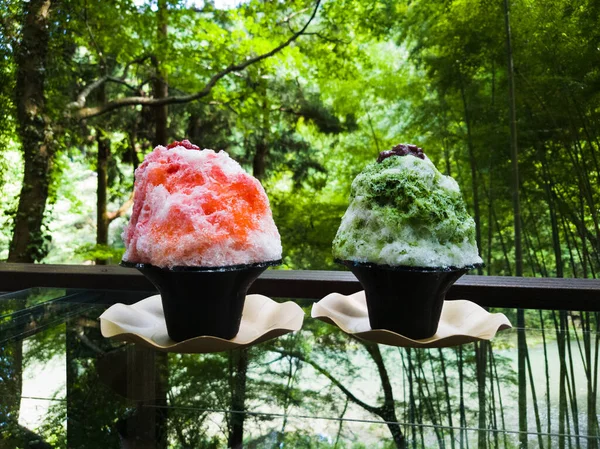 Fluffy strawberry shaved ice and Japanese tea shaved ice