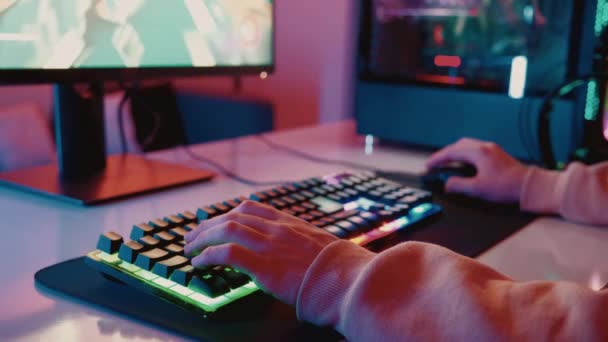 游戏玩家的手 游戏玩家的手在Rgb键盘上 游戏玩家使用Rgb键盘玩网络游戏的特写 背景为凉爽的霓虹灯 4K游戏玩家的手镜头 — 图库视频影像