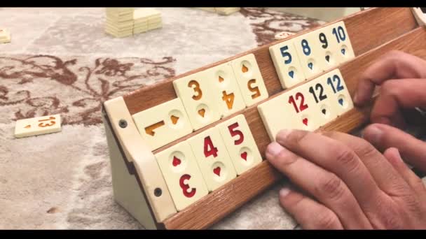 Türkisches Brettspiel Okey Rummikub Nahaufnahme Von Händen Beim Türkischen Brettspiel — Stockvideo