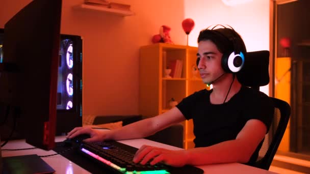 Konzentrierter Gamer Teenager Junge Konzentrierter Gamer Teenager Junge Der Online — Stockvideo