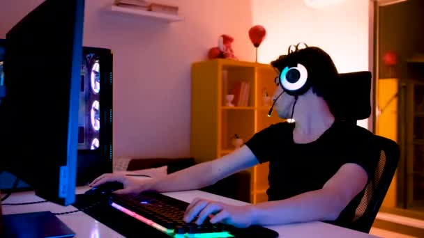 Cansado Gamer Boy Está Esticando Pescoço Jogando Jogo Online Seu — Vídeo de Stock