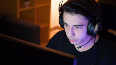 İnternette çalışıyor, yorgun ergen öğrenci geceleri odasında internetten çalışıyor. Bilgisayar ekranına odaklanmış, yüzünün görüntülerini kapatmış. Çevrimiçi eğitim konsepti video fikri.