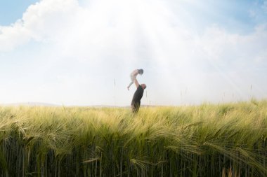 Baba ve kızı, mutlu çiftçi baba ve kızı buğday tarlasında oynuyorlar. Mutlu ilişkiler kavramı. Babalar Günü kutlaması, mutlu bir aileyle seyahat..