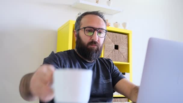 Drinking Fresh Coffee Bearded Young Hipster Drinking Fresh Coffee Stops — Wideo stockowe