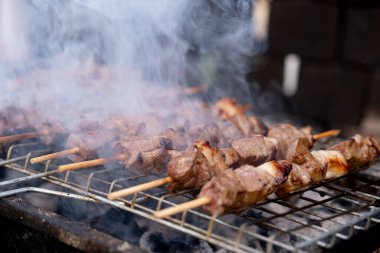 Ciğer kebabı, geleneksel Türk şişi ya da ızgarada kebap. Türk mutfağı yemek kültürü. Barbeküde pişirilen lezzetli yiyeceklerin yan görüntüsü. Vejetaryen değil, kuzu ciğeri, barbekü dumanı..