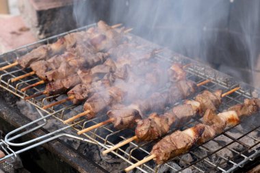 Karaciğer şiş kebap, geleneksel Türk karaciğeri şiş kebap ya da ızgarada kebap. Şişler üzerindeki ciğer mangalda Türk aile yemeği. Türk mutfağı yemek kültürü. Fotoğrafı kapat..