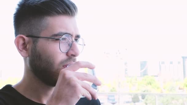 Minum Air Pemuda Tampan Minum Air Potret Pria Berjanggut Coklat — Stok Video