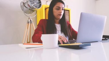 Dizüstü bilgisayarla çalışıyor, genç beyaz iş kadını dizüstü bilgisayarla çalışıyor. Modern kadın daktilo, internet, uygulama, çevrimiçi öğrenme, bilgisayarda kod yazma. Odaklanmış genç bayan çalışıyor..