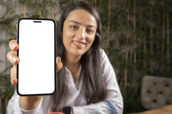 Zeigt Smartphone Porträt Der Schönen Glücklichen Frau Zeigt Smartphone Moderne — Stockfoto